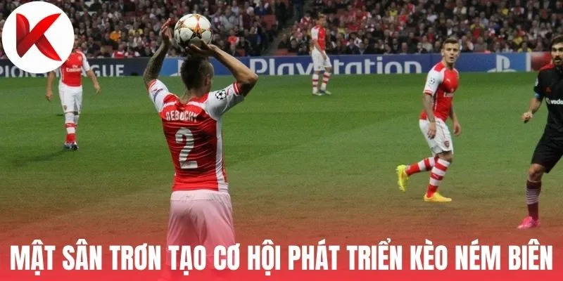 Mặt sân trơn tạo cơ hội phát triển kèo ném biên